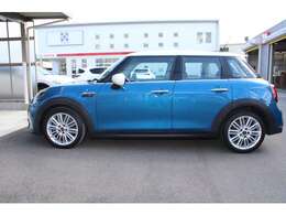 『TAG CARS RONDEN』とは、オートモール徳島のサテライトショップとして中古車を販売。徳島トヨタグループTAGが扱うインポートブランドの上質な中古車や保証内容をご提供