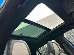 大きなガラスルーフのもたらす明るい車内が魅力的です。