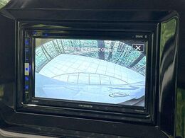 【バックカメラ】駐車時に後方がリアルタイム映像で確認できます。大型商業施設や立体駐車場での駐車時や、夜間のバック時に大活躍！運転スキルに関わらず、今や必須となった装備のひとつです！