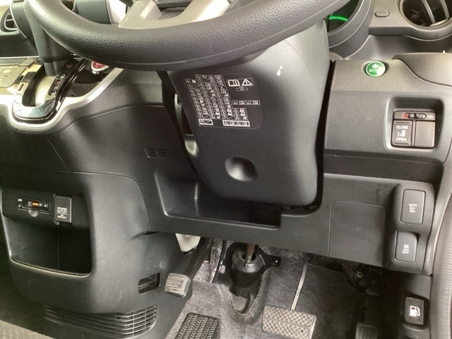 左側に高速で便利なETCがあり、また、電動スライドドア、燃費をよくするECON、横滑りを防ぐVSAなどのスイッチは、運転席の右側、手の届きやすい位置にあります。