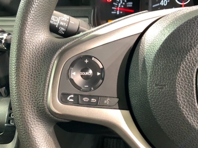 ステアリングにオーディオ操作スイッチが付いています。オーディオ画面に直接タッチしなくても操作が出来ますので、運転に集中できます。