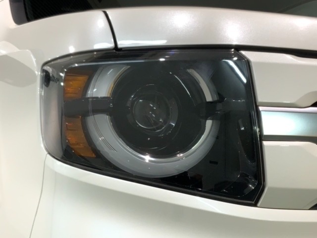 LEDヘッドライトは、点灯の瞬間から最大光量を発揮し、突然暗くなるトンネルなどでの安定感を高めます。
