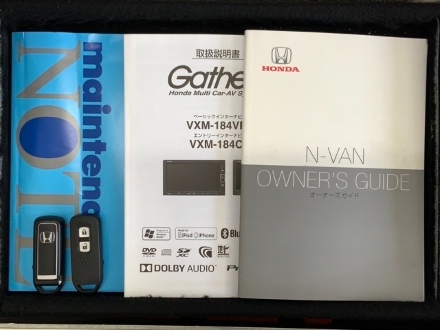 スマートキーは鍵をバッグに入れたままでもドアロックの開閉やエンジンのON・OFFができます。夜間や雨の日も鍵を探さなくて良いので便利です。