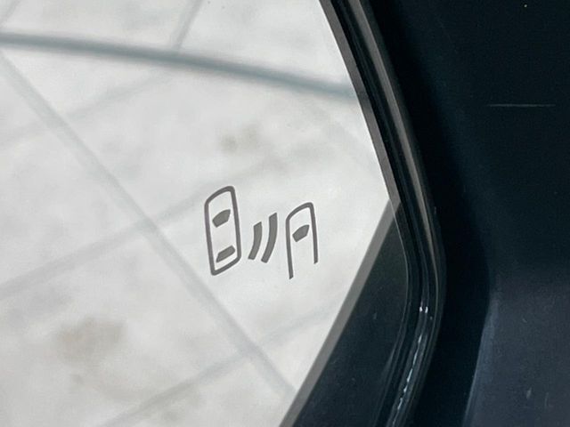 【ブラインドスポットモニター】走行中、ドアミラーの死角になりやすい箇所に後続車が接近するとサイドミラーのレンズに警告を表示！ドライバーに注意喚起をしてくれます。