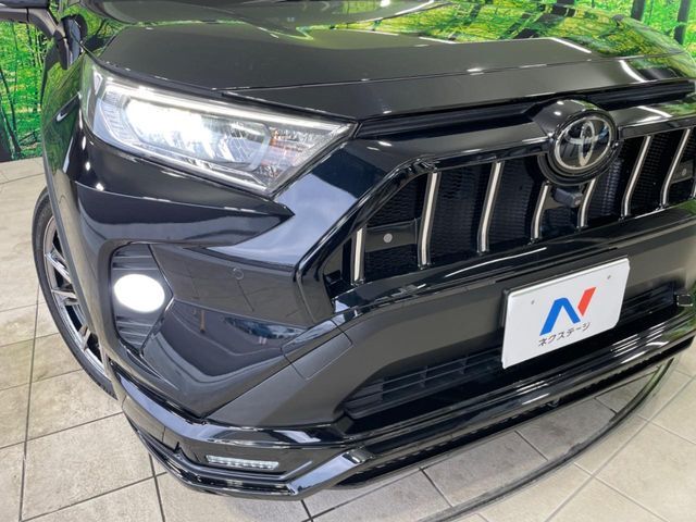 【LEDヘッドライト】悪天候や夜間走行時も良好な視界を確保し安心して運転できる高輝度LEDヘッドライトを装備！点灯速度が早く、消費電力も抑えられています。