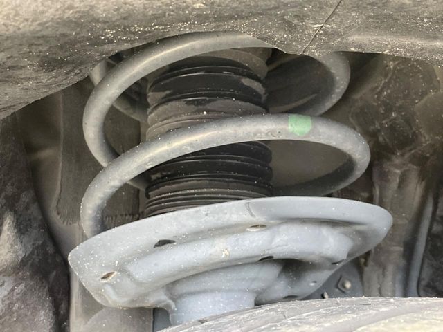 お車を安心してお乗りいただく為には、足回りの定期点検が欠かせません。サービスサポート（有償保証）では無料点検もご提供しており、安心のカーライフをお過ごしいただけるサポート体制が整っています。
