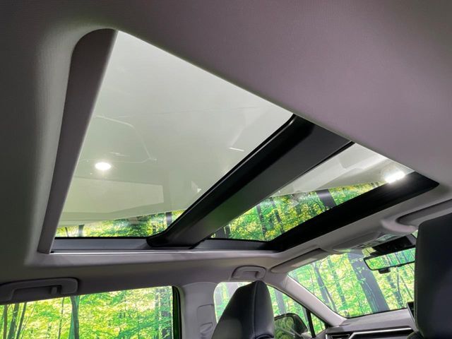 【大型サンルーフ】車内の解放感が一気に上がる大型のパノラマルーフ！季節を問わず開放的で快適なドライブをお楽しみいただけます。流通量も少なく希少価値の高い人気の装備です♪