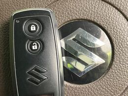 【キーレススタートシステム】カバンやポケットに入れたままでもドアの施錠・解錠が可能なスマートキーを装備。エンジンのオン・オフ時もカギを取り出す必要が無いからとっても便利です♪