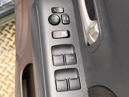 【電動格納ミラー】サイドミラーは電動格納式となっており、狭い駐車場でもキズがつくリスクを抑えられます。