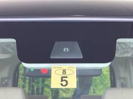 【ホンダセンシング】走行中に前方の車両等を認識し、衝突しそうな時は警報とブレーキで衝突回避と被害軽減をアシスト。より安全にドライブをお楽しみいただけます。