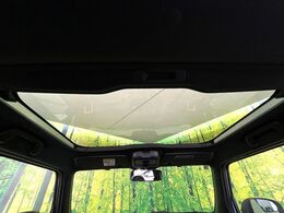 【ガラスルーフ】ガラスルーフ搭載で車内の解放感が一気にアップ！開放的なドライブをお楽しみいただけます。