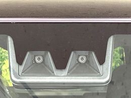 【スマートアシスト】走行中に前方の車両等を認識し、衝突しそうな時は警報とブレーキで衝突回避と被害軽減をアシスト。より安全にドライブをお楽しみいただけます。