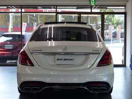AMG RIDE CONTROLスポーツサスペンション、S63専用のツインキャリパーのAMGブレーキシステムにより、ハイレベルな走りを愉しむことが出来ます！！　外装色は綺麗なダイヤモンドホワイト！！