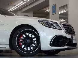 内装はお洒落なマホガニー/シルクベージュナッパレザーシート＆designoブラックアッシュウッドインテリアの組み合わせ！！　機能装備についてもW222より12.3インチ大型TFTカラーディスプレイが