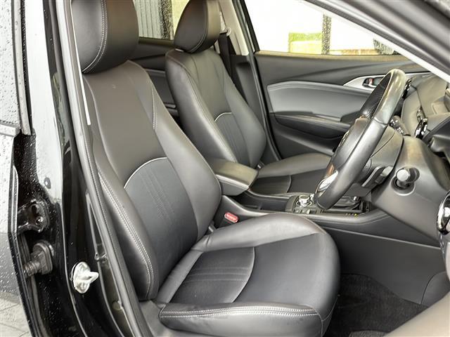 【運転席】座り心地が良いシートなので長時間の運転でも快適にお過ごしいただけます。新品のフロアマットのご注文も可能です。掲載箇所以外にご希望の写真がございましたらお気軽にお問い合わせ下さい。