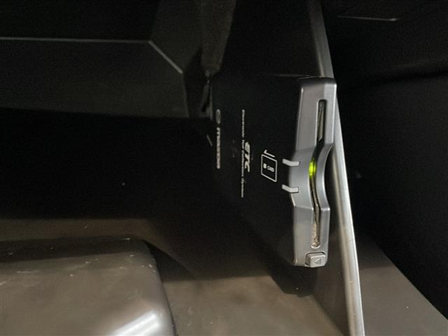 【ETC】有料道路を利用する際に料金所で停止することなく通過できる、ETC車載器（ノンストップ自動料金収受システム機器）が装備されています。セットアップを行うことで利用可能になります。