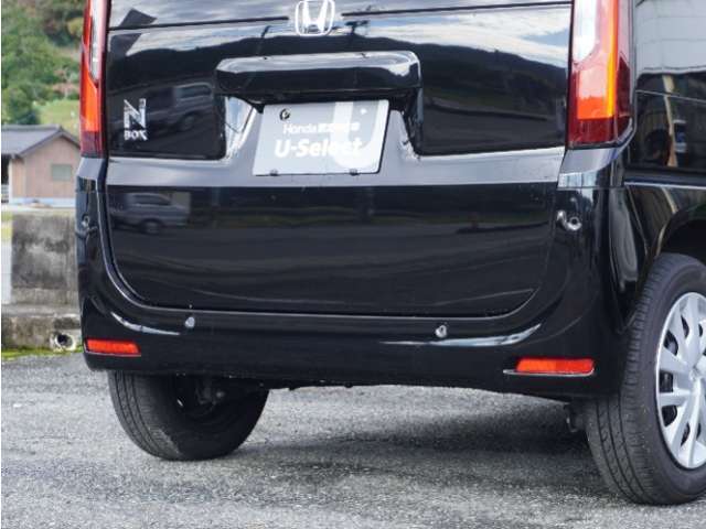 【クリアランスソナー】バンパーに付いたセンサーが障害物を検知。一定の距離に近づくとアラートで教えてくれます。狭い駐車スペースや車庫入れ時も安心です。