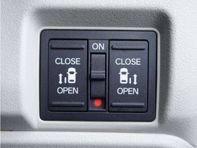 【両側電動スライドドア】ボタンを押すだけで両側のスライドドアの開閉が可能。もちろんキーからの操作も可能。お子様を抱いている時・両手いっぱいの荷物を持ってる時など非常に役立ちます。