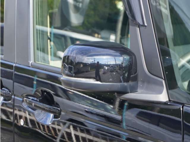 【ドアミラーウインカー】ドアミラーにウインカーを装備しています。対向車に自身の進行方向を合図し安全に運転できます。