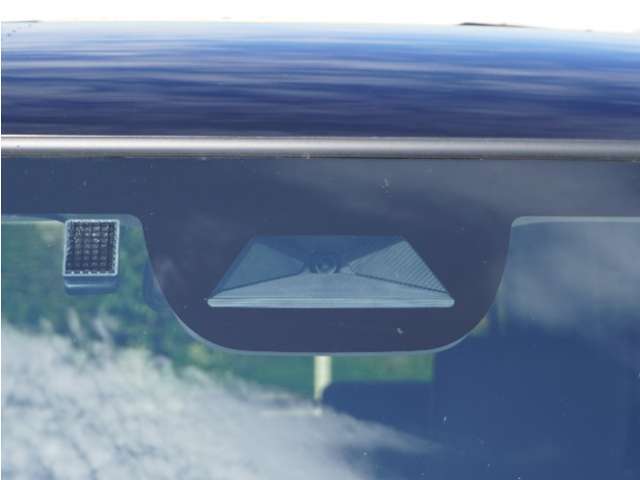 【ホンダセンシング】 「ミリ波レーダー」と「単眼カメラ」の異なる特性を持つ2つのセンサーなどにより、安心・快適な運転を支援します。