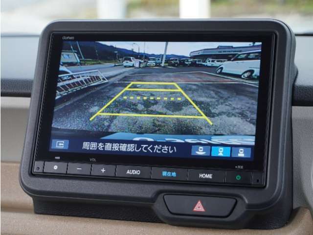 【バックカメラ】駐車が苦手な方でも安心してお乗りいただけます。リバース連動で画面が切り替わるのでとっても便利です。