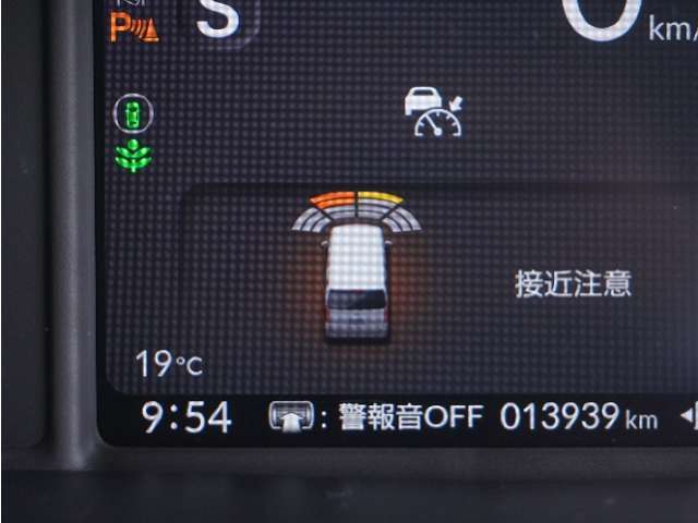 【クリアランスソナー】バンパーに付いたセンサーが障害物を検知。一定の距離に近づくとアラートで教えてくれます。狭い駐車スペースや車庫入れ時も安心です。