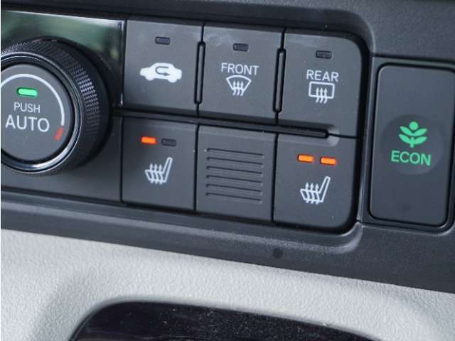 【シートヒーター】エアコンより早く温まってくれるので寒がりの人も快適です。エアコンの温風は乾燥するから苦手、という方にもをおすすめです。