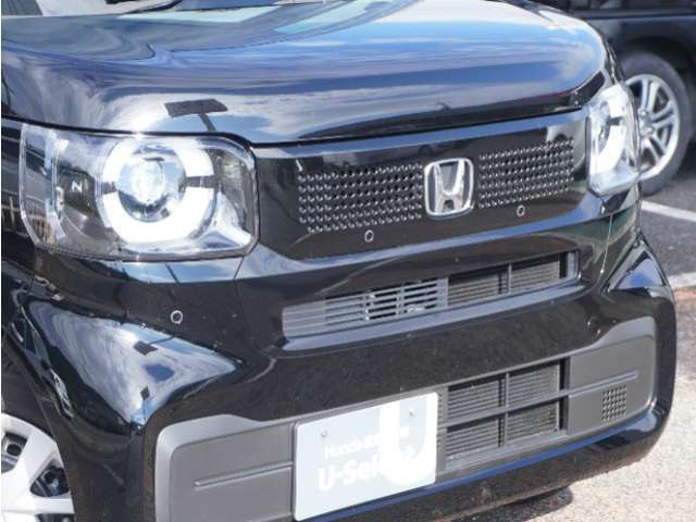 【クリアランスソナー】バンパーに付いたセンサーが障害物を検知。一定の距離に近づくとアラートで教えてくれます。狭い駐車スペースや車庫入れ時も安心です。