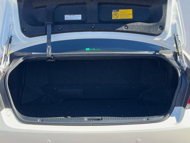 積み下ろしのしやすいデッキにはたっぷりと荷物を積み込んでいただけます。遊びから仕事まで、様々なシーンで頼れます♪
