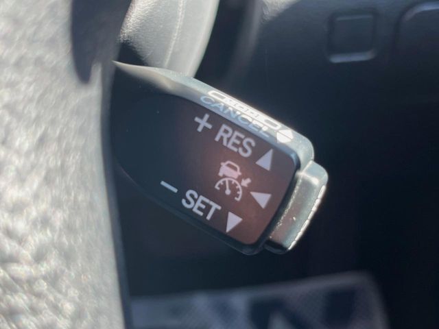 【レーダークルーズコントロール】高速道路での長距離走行が楽に！！自動で速度を保つクルーズコントロールが、衝突軽減システムと連携し、前方の車両を感知して車間を保つように速度調節してくれます！！