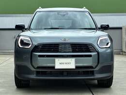 MINIのフロントグリルのデザインはイギリスで生まれた当初から、シルバーのサイドバーが折り重なった伝統的なデザインで御座います。その伝統はBMWのお車になってからでも少しずつ形を変えて守られております