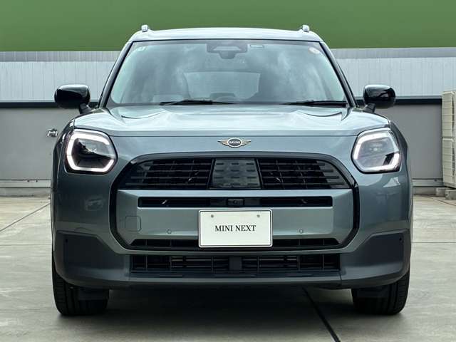 MINIのフロントグリルのデザインはイギリスで生まれた当初から、シルバーのサイドバーが折り重なった伝統的なデザインで御座います。その伝統はBMWのお車になってからでも少しずつ形を変えて守られております