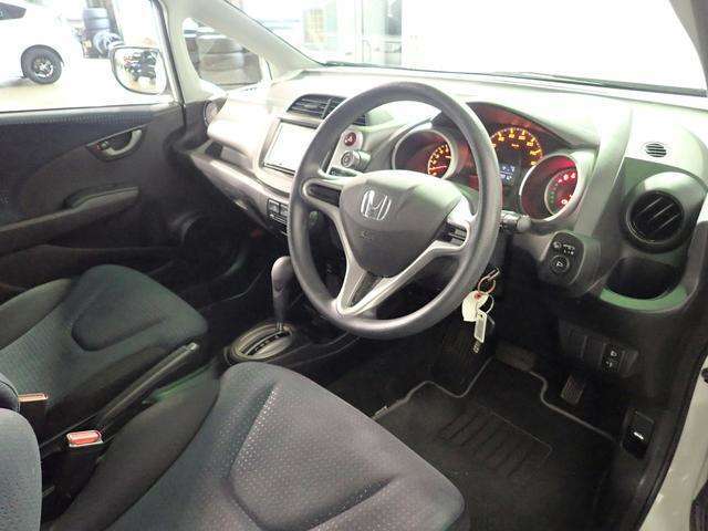 ★FITの運転席です♪足元広々とした空間で運転しやすい1台です♪試乗も出来ますので是非ご体感下さい♪お問合せは通話無料　0078-6002-706736　まで♪メールでのお問合わせも是非！
