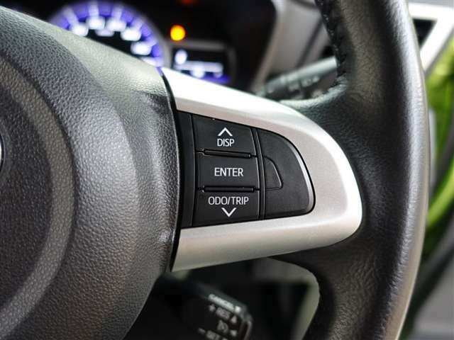 右側のステアリングスイッチの操作で、インフォメーションディスプレイからお車の燃費などの情報を見ることが出来ます！