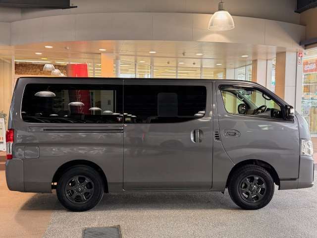 4WD　アラウンドビューモニター　デジタルミラー　小窓・網戸　ETC　ドラレコ　イージークローザー　純正ナビBluetooth接続　純正アルミホイール　パートタイム4WD