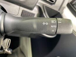 【オートライト】周りの明るさに応じて自動でヘッドライトの点灯・消灯ができる機能です！ライトの付け忘れ・消し忘れなどが無くなり、雨の日や夕方の走行も安心！トンネル通過時も便利ですね♪