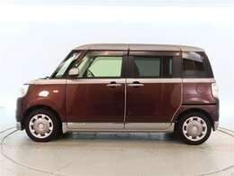 両側スライドドア付きだから、狭い駐車スペースなどでの 乗り降りラクラク！小さなお子さまのいるご家庭には嬉しい装備。