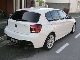 グレードは116iMスポーツです！足回りは国産に比べやや硬めですが、アクセルのレスポンスがよく踏んだ分しっかりと答えてくれます！スポーツモード、エコモードと走りを選べる事も魅力の1つかと思います！