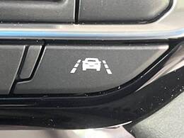 【車線逸脱抑制機能】高速道路走行時、車線からはみ出しそうな時にステアリングを制御し車線内を走行する様にアシスト。より安全な運転をサポートしてくれます！