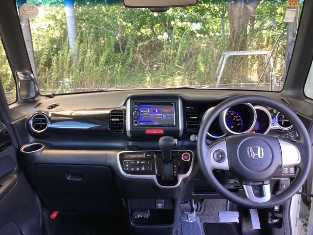 フロントガラスが大きく、ワイドな視界で運転もしやすくなるように、設計されています。