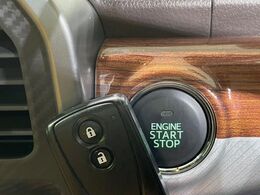 【キーフリーシステム】カバンやポケットに入れたままでもドアの施錠・解錠が可能なスマートキーを装備。エンジンのオン・オフ時もカギを取り出す必要が無いからとっても便利です♪