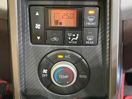 【オートエアコン】一度お好みの温度に設定すれば、車内の温度を検知し風量や温度を自動で調整。暑い…寒い…と何度もスイッチ操作をする必要はありません。快適な車内空間には必須の機能ですね♪