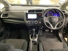 車内は光触媒抗菌消臭施工済です。インパネ周りはスタイリッシュなデザインです。グローブボックスやカップホルダーのほかにトレーなどたくさんの収納スペースが付いています。