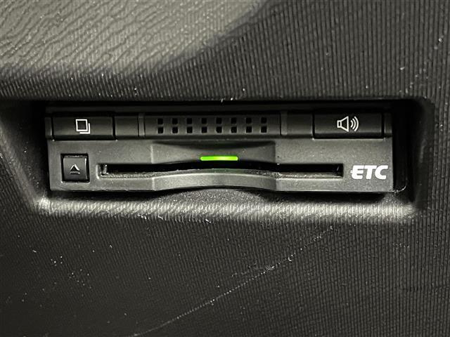 【ETC】有料道路を利用する際に料金所で停止することなく通過できる、ETC車載器（ノンストップ自動料金収受システム機器）が装備されています。セットアップを行うことで利用可能になります。