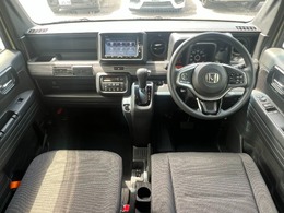 当社の中古車は、フロアマット付きで販売しておりません。予めご了承下さい。中古車という特性上匂いや見栄えなどの状態が左右される為です。純正マット、車種専用社外品マットをご購入いただけます。