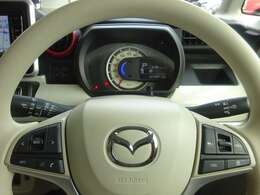 ステアリングには、音量調節のボタンから、前の車へ追従する機能のボタンまでついており、手元で車の操作が可能です。タコメーターも大きなアナログ表示にすることで、すぐ速度がわかるようになっています。