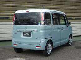 後席から見ても、オフブルーメタリックのカラーが存在感を出し、屋根のホワイトが引き締めるデザイン。日常使いでも遠出でも、どこでも目を引くデザインです。