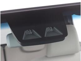 ステレオカメラとソナーセンサーが歩行者や先行車、障害物などのさまざまな情報を的確に捉え、運転者に注意を促したり、緊急ブレーキを作動。多彩な安全機能があなたのドライブをアシストするスマートアシスト付です