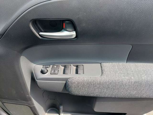 パワーウィンドウのスイッチです。運転席に居ながら窓を開け閉めのコントロールできます！