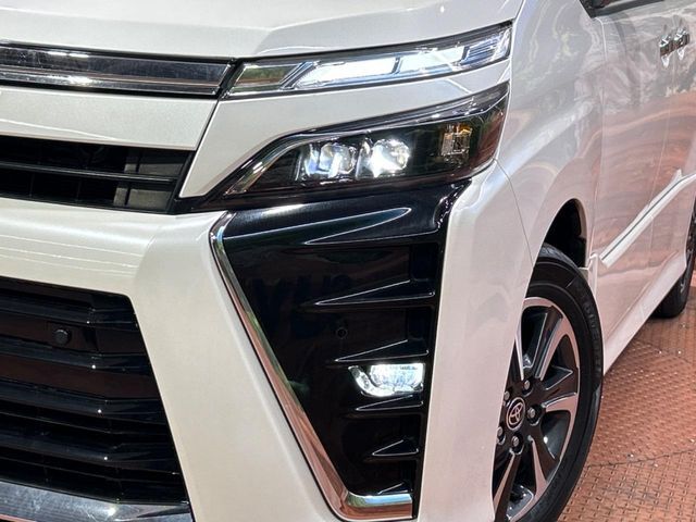 【LEDヘッドライト】悪天候や夜間走行時も良好な視界を確保し安心して運転できる高輝度LEDヘッドライトを装備！点灯速度が早く、消費電力も抑えられています。
